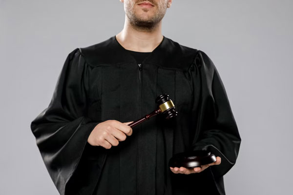 Суд отобрал имущество пермского министра из-за сомнительных доходов | Суд изымает у министра Пермского края дом и квартиру на 23 млн рублей