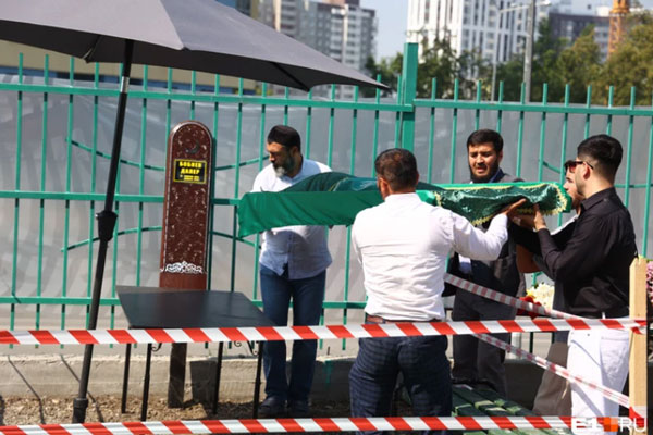 На похороны 6-летнего мальчика, убитого опекуншей в Екатеринбурге, пришли около 500 человек