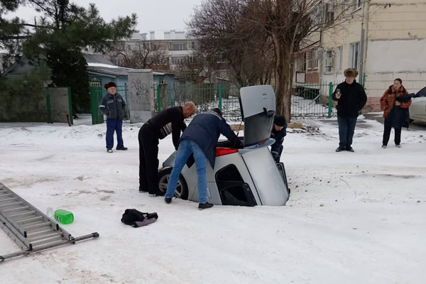 В Ростовской области автомобиль с женщиной-водителем внутри  провалился под асфальт