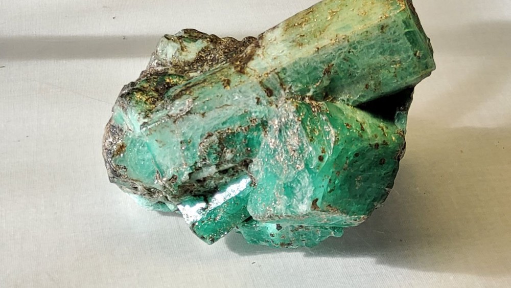 На Мариинском прииске Ростеха добыли коллекционные сростки изумрудов