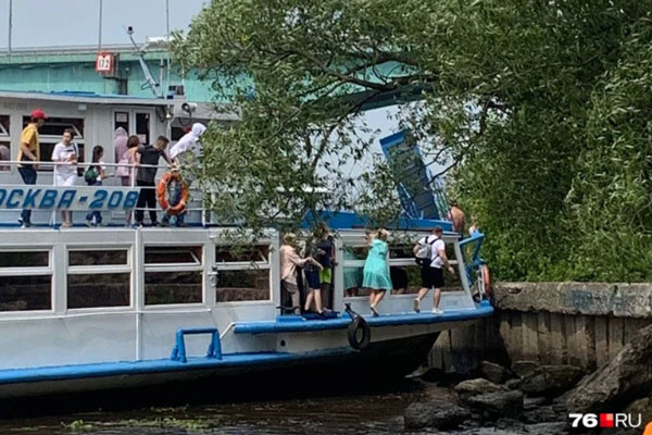 Теплоход врезался в бетонные плиты в Ярославле — есть пострадавшие