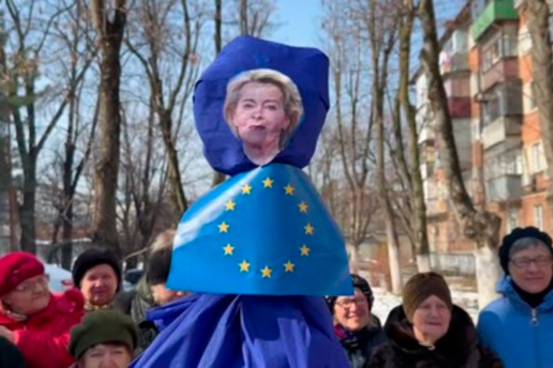 Пенсионерки из движения «Отряд Путина» сожгли чучело Урсулы фон дер Ляйен: «Мы избавимся от тюрьмы народов!» | В Краснодаре сожгли чучело председателя Европейской комиссии на Масленицу