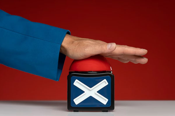 Губернаторы, оборонные заводы, чиновники из Крыма и “новых территорий”. Против кого ЕС ввёл новые санкции?