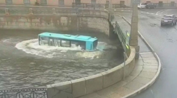 Выживший в утонувшем автобусе петербуржец получил 140 тысяч рублей компенсации | Выживший в утонувшем автобусе петербуржец спустя год рассказал о трагедии