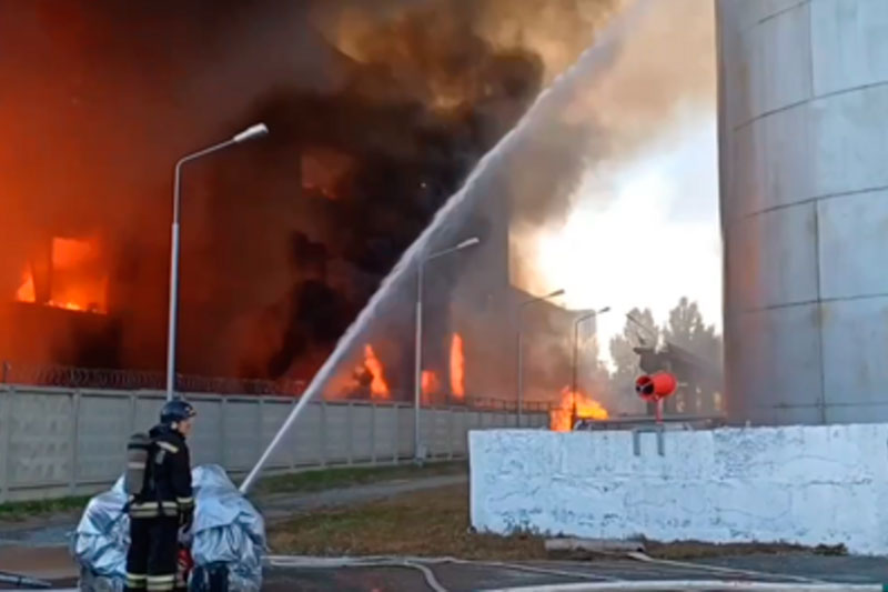 Здание крупнейшей сибирской мебельной фабрики сгорело в Барнауле | В Барнауле локализовали пожар на мебельной фабрике «Три слона»