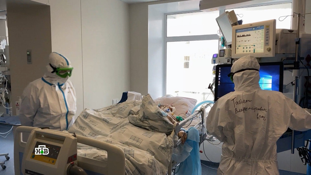 Медики инфекционной больницы теряют сознание на рабочем месте