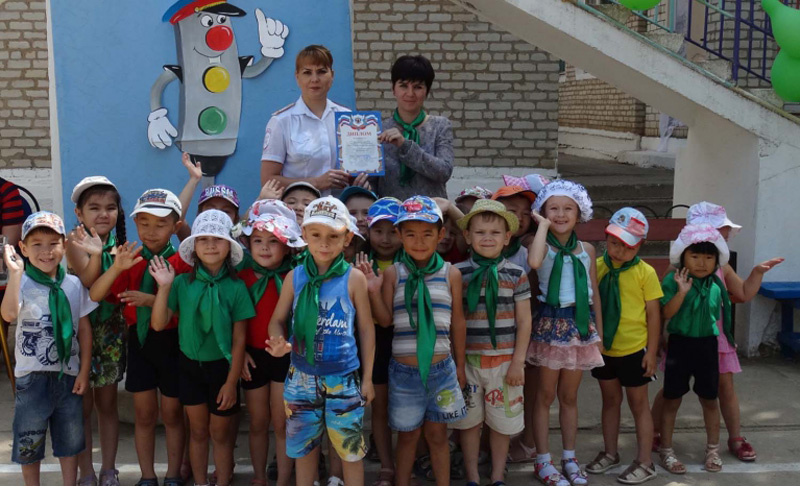 В Астраханской области полицейские провели акцию «ПДД от «А» до «Я» знает вся моя семья!»