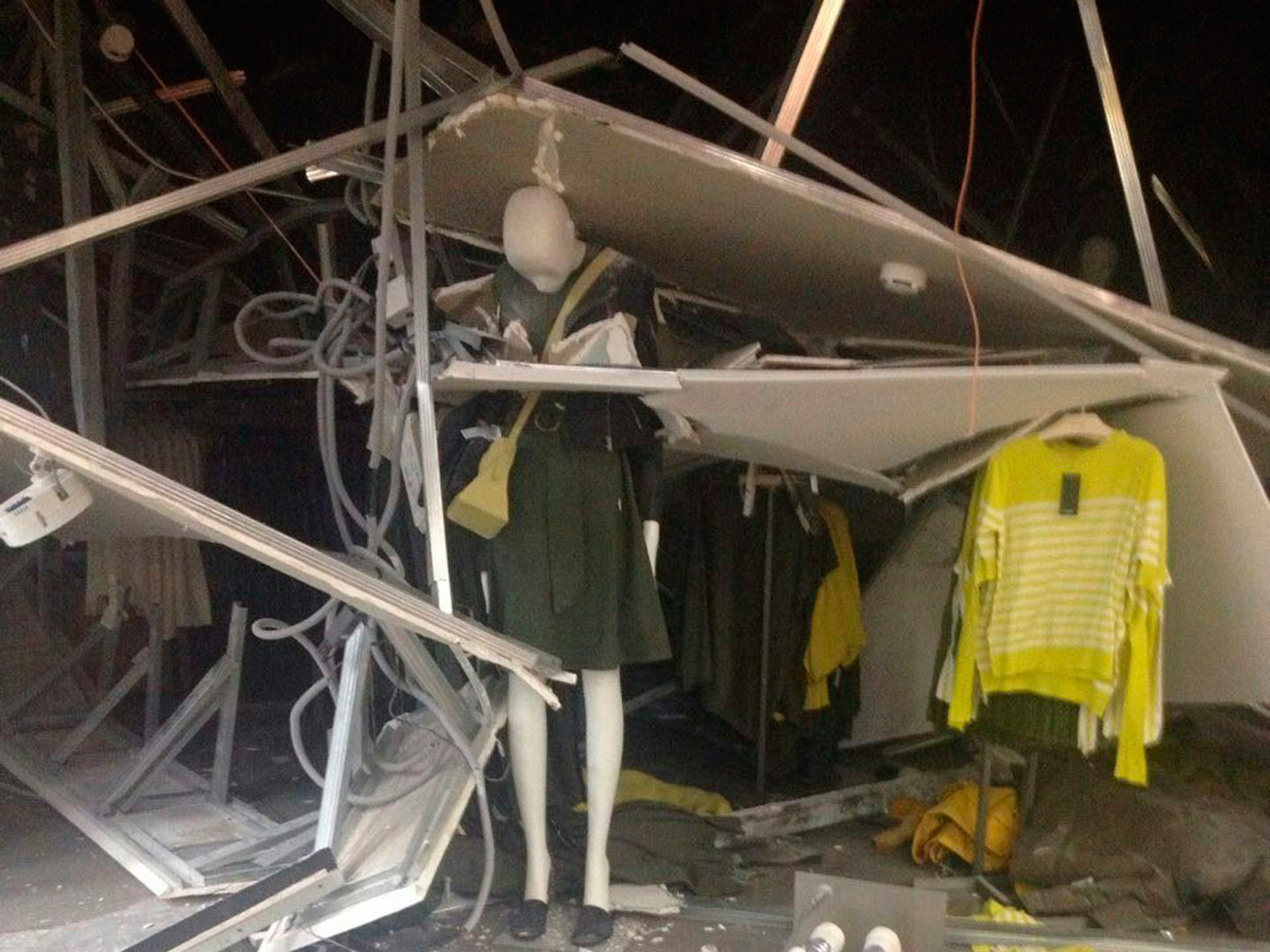 Накануне в ТЦ Миасса Челябинской области рухнул потолок. Есть пострадавшие. ФОТО