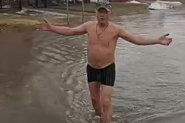 Глава сельсовета на Алтае плавает по затопленной улице в знак протеста против бездействия властей | На Алтае глава сельсовета проплыл по затопленной улице, чтобы показать, как поднялся уровень воды в поселке