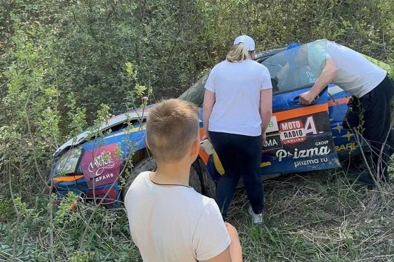 Автомобиль влетел в зрителей на соревнованиях в Ленобласти, один человек погиб. Видео | Гоночный автомобиль влетел в толпу зрителей на соревнованиях в Ленобласти