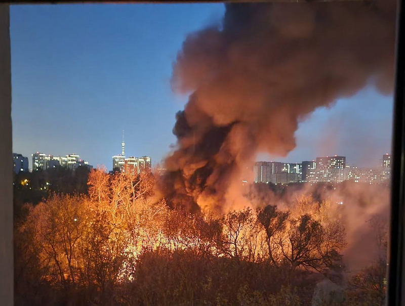 Мощный пожар в Москве: горят ангар и стоянка | На северо-востоке Москвы загорелись ангар и стоянка