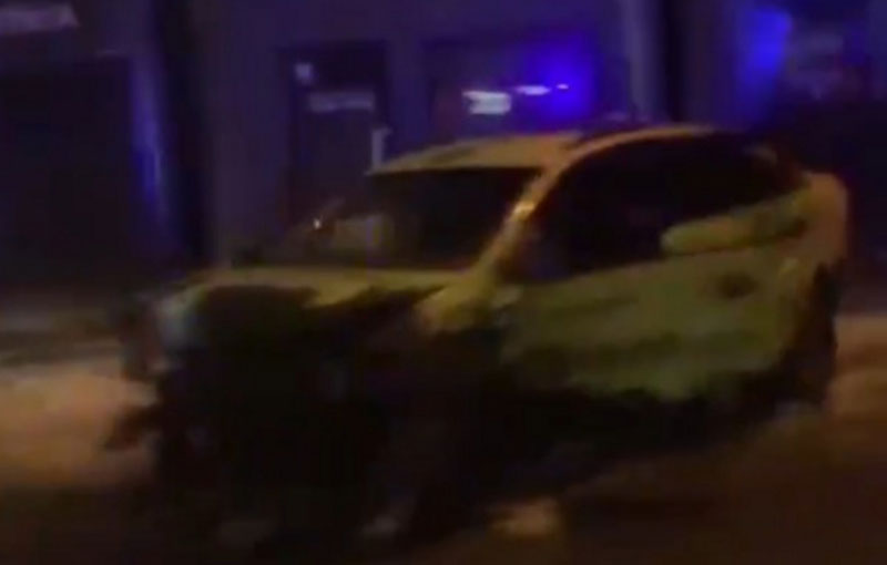 Новосибирск: автомобиль Volkswagen въехал в остановку, пострадали шесть человек | В Новосибирске каршеринговый Polo врезался в остановку: пострадали шесть человек