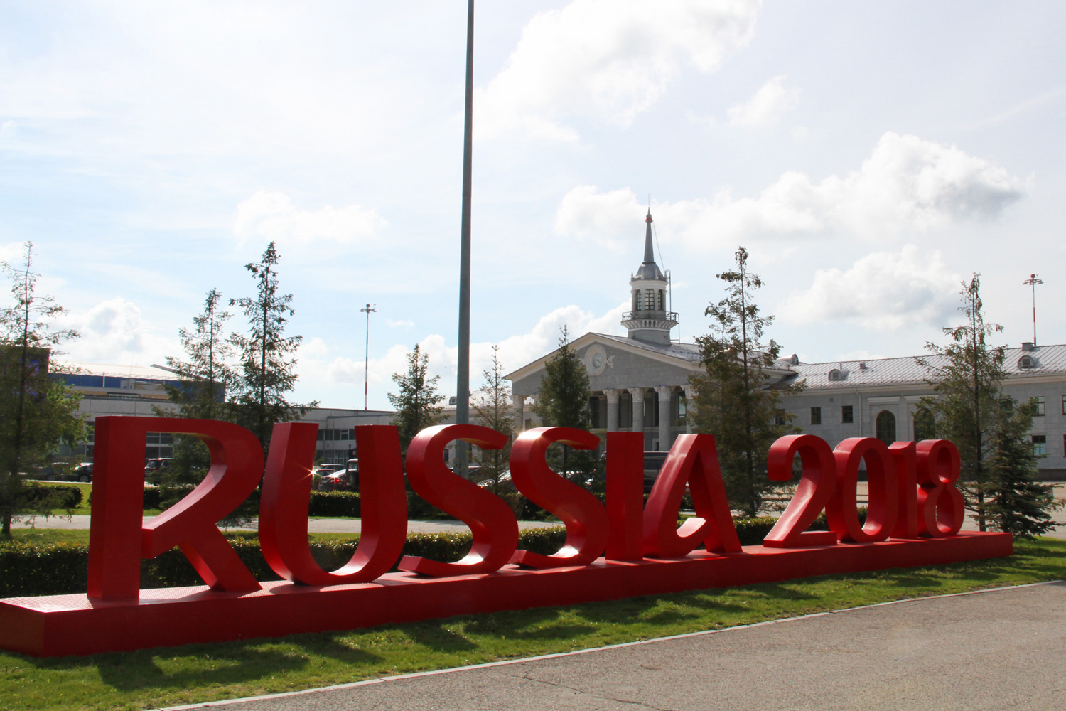 В Кольцово появилась 15-метровая инсталляция к чемпионату мира по футболу