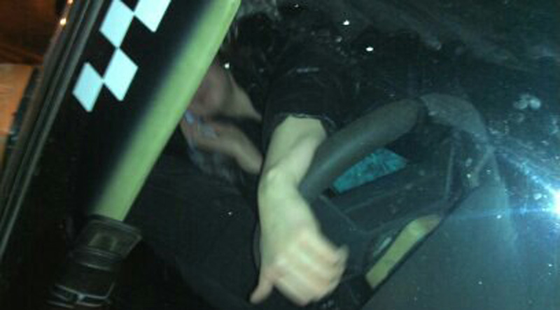 Бухая дама из полиции разбила шашку такси и пыталась угнать авто. На следующий день дебоширка вспомнила о законе Божьем