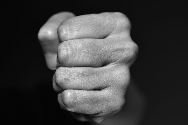 Дорожный конфликт в Кирове: экс-депутат избил женщину на глазах у ее дочери | Экс-зампред Заксобрания Кирова задержан за нападение на женщину