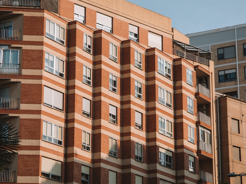 10-летний мальчик выпал с 4-го этажа в Москве, потому что хотел погулять