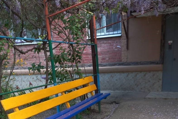 Жертвы пропаганды! Жители Краснодара пришли в бешенство из-за сине-жёлтых скамеек | Патриотичные жители Краснодара устроили скандал из-за сине-жёлтых лавочек