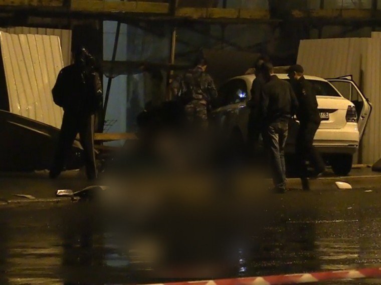 В Петербурге автомобиль въехал в толпу людей