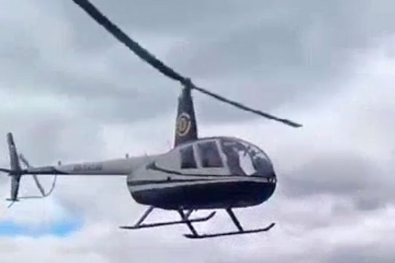 В Омской области мужчина прилетел в магазин за продуктами на вертолёте Robinson | Житель Омской области слетал в магазин за продуктами на вертолёте