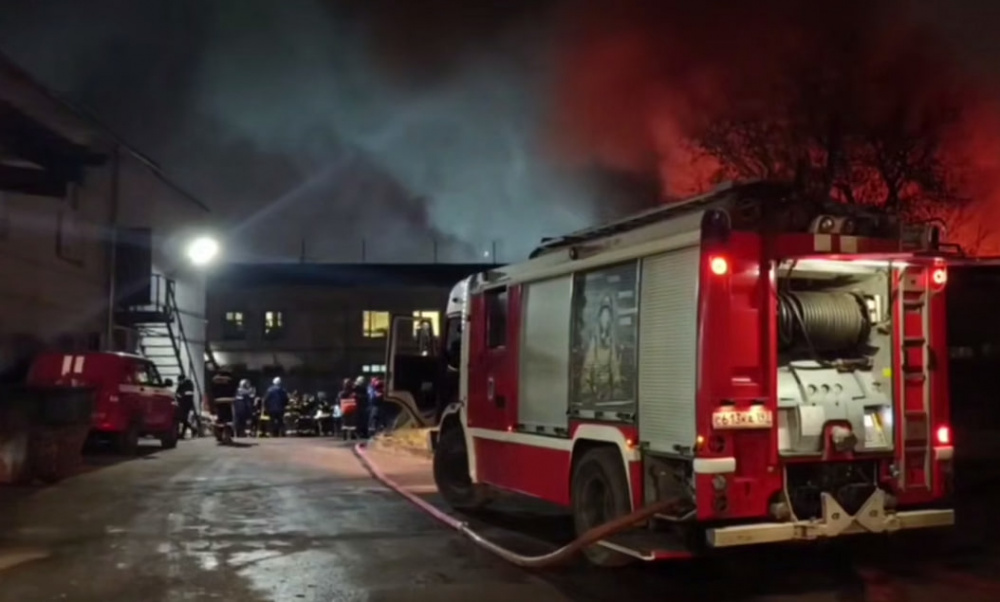 "Огонь охватил 2000 квадратных метров": в Москве загорелось административное здание | В административном здании в Москве произошел крупный пожар