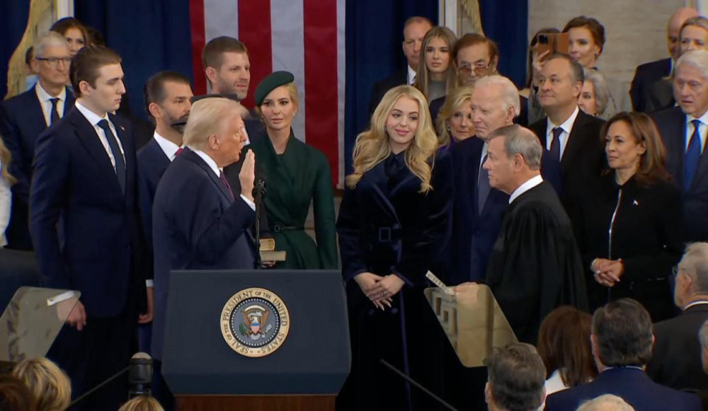 Странный поворот американской истории: Дональд Трамп вступил в должность 47-го президента, обещая защиту Конституции – «Я сделаю все возможное!» | Дональд Трамп стал 47-м президентом США, присягнув на Библии Линкольна