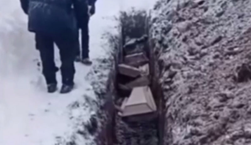 В Прокопьевске проверяют видео, где похоронная служба сбрасывает тела в общую могилу | СК проверяет кадры с массовым захоронением тел в Кемеровской области