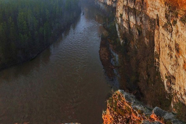 Тело пропавшей 15-летней школьницы нашли у подножья скалы в Челябинской области | Объявленная в розыск челябинская школьница сорвалась со скалы