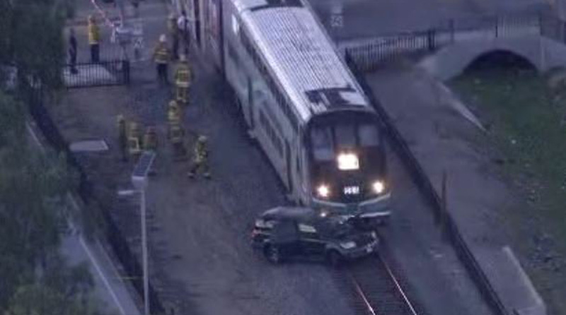 В Калифорнии поезд врезался в заглохший на рельсах автомобиль