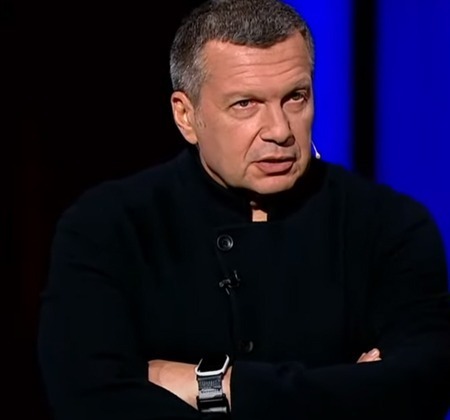 Соловьев назвал провокацией случай с петербурженкой, получившей удар в живот