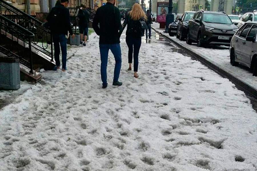 Выпавший град образовал сугробы в Санкт-Петербурге