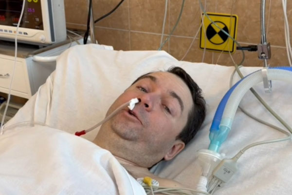 Путин созвонится с мурманским губернатором, получившим ранение ножом в живот | Получивший удар ножом в живот мурманский губернатор вышел на работу