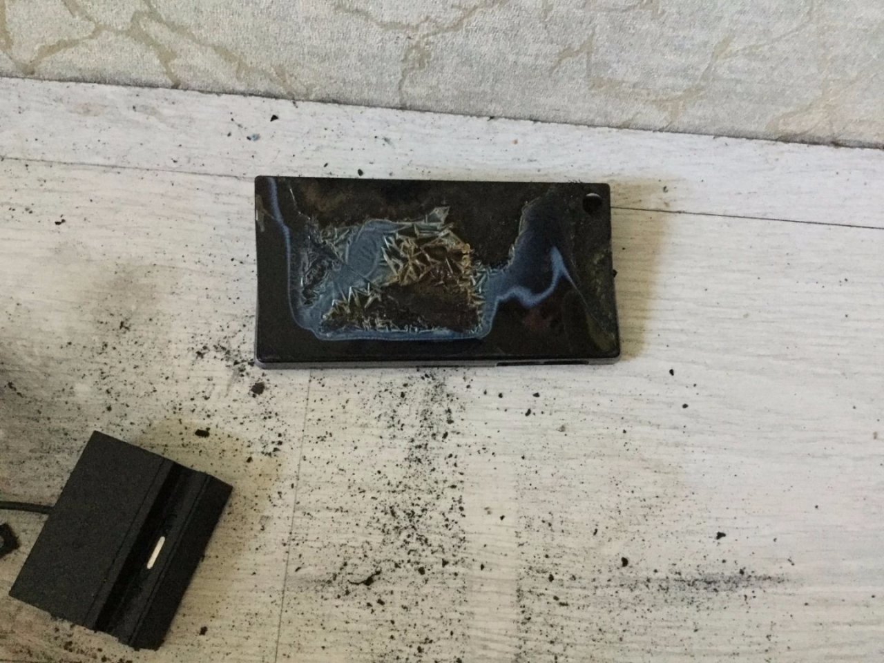 Смартфон на зарядке взорвался и загорелся у 17-летнего екатеринбуржца