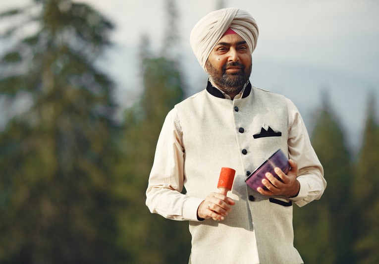 Создал несуществующие страны и стал «послом»: аферист из Индии устроил международный спектакль за деньги | В Индии арестовали мужчину, выдававшего себя за посла вымышленных государств