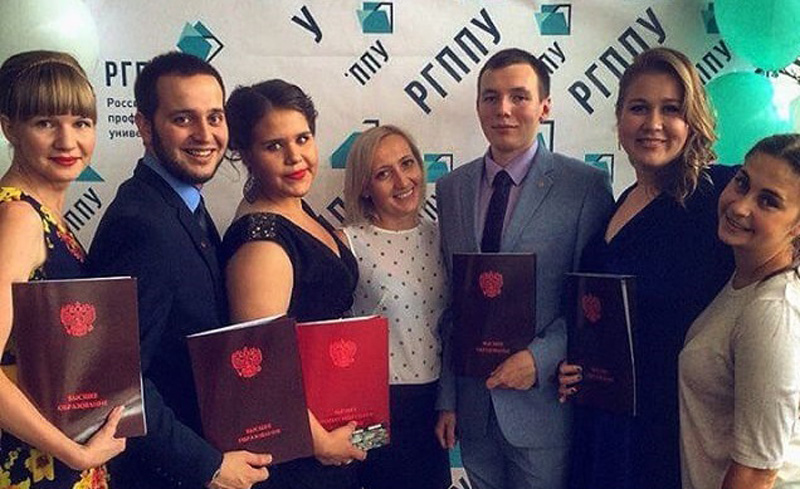 "Стыдно показывать работодателю": выпускникам РГППУ выдали дипломы в картонных папках вместо "корочек"