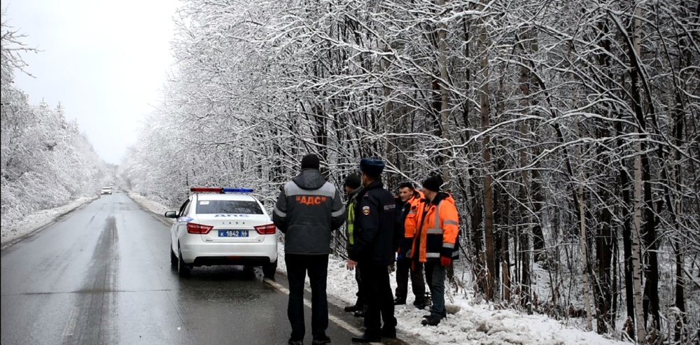 Сотрудники Госавтоинспекции Свердловской области контролируют уборку дорог региона от снега