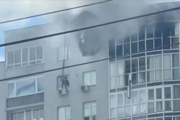 Знакомство в ресторане закончилось трагедией. В Екатеринбурге мужчина сорвался с балкона 20 этажа, спасаясь от пожара | Мужчина сорвался с 20 этажа горящего дома в Екатеринбурге