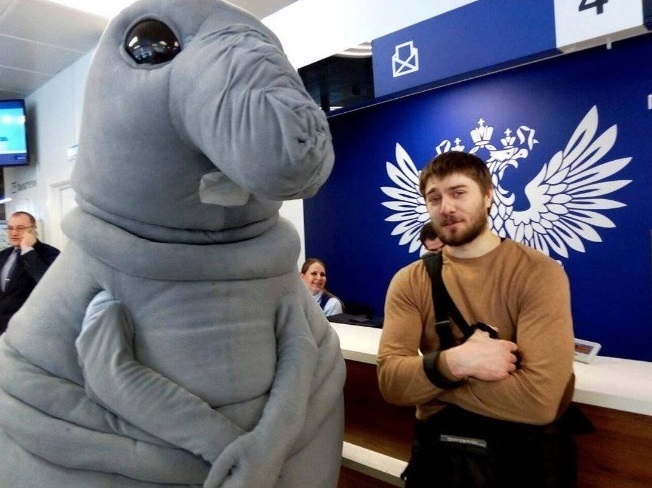 Человек в костюме Ждуна пришел на презентацию программы "Почта без очередей" в отделение "Почты России"