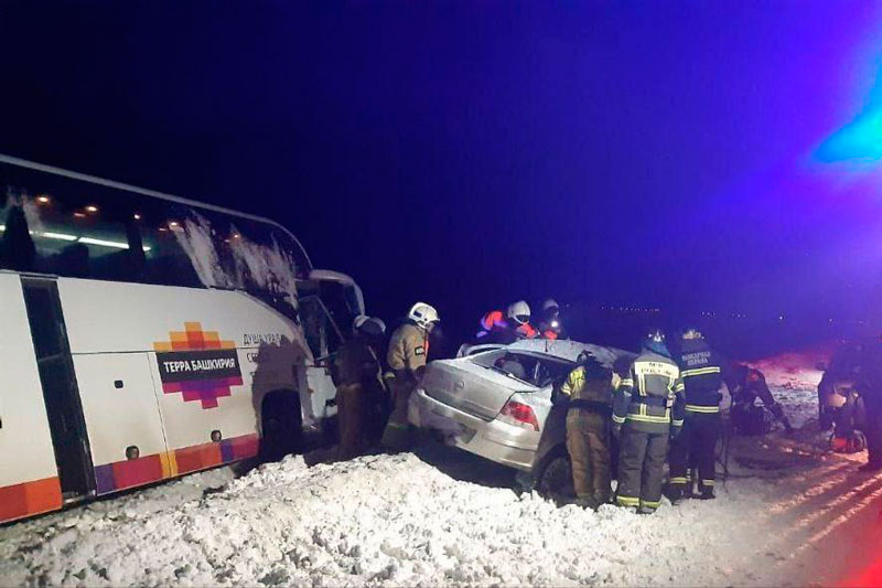 В Башкортостане в аварии с автобусом погибли два человека. Видео | В аварии с автобусом на трассе Уфа - Оренбург погибли два человека