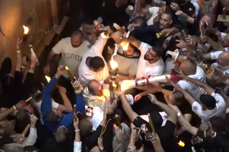 В Великую субботу в храме Гроба Господня сошел Благодатный огонь | В храме Гроба Господня началась молитва перед схождением Благодатного огня