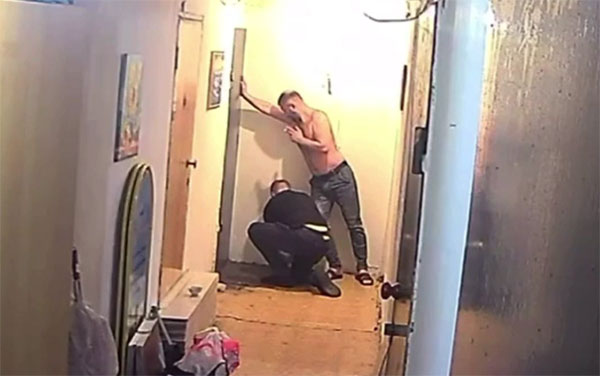 В Приморье двое мужчин «заминировали» дверь соседа из-за того, что он слушал громкую музыку | Мужчины в Приморье «заминировали» дверь из-за громкой музыки