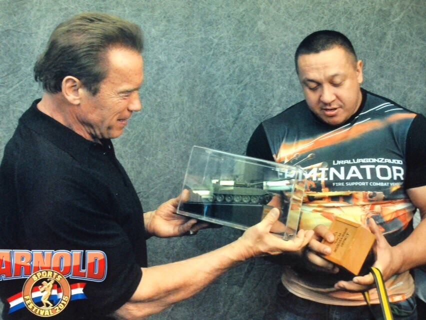 Уралвагонзавод подарил Арнольду Шварценеггеру танк T-90С