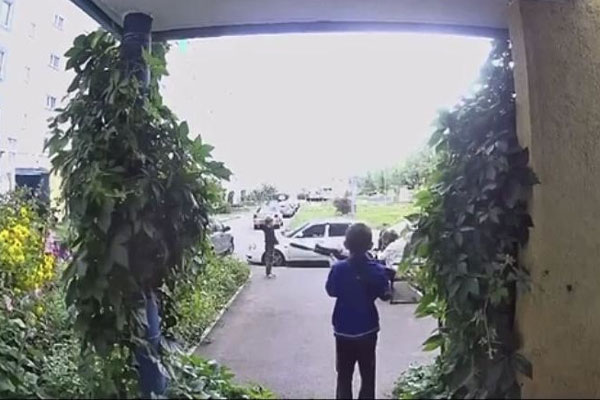 Мальчик с винтовкой расстрелял камеру домофона в Набережных Челнах