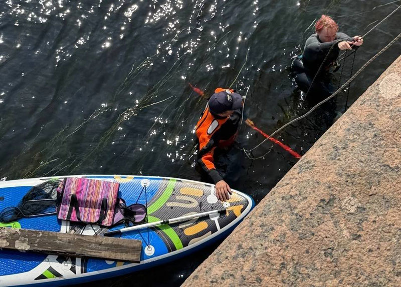 Четыре дня спасательных операций: кот застрял на набережной Фонтанки | Петербургские волонтеры пытаются спасти кота, застрявшего в набережной Фонтанки