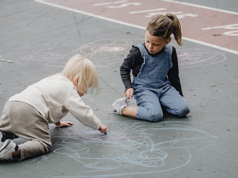 Дети в Магнитогорске играли на дороге, танцуя перед машинами