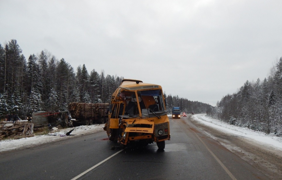 В Коми возбуждено уголовное дело по факту ДТП с участием школьного автобуса и лесовоза