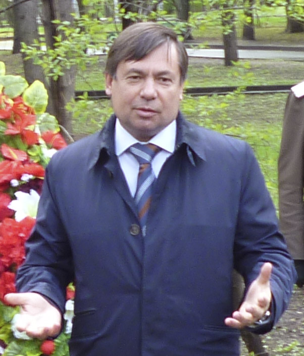 Почему член Общественной палаты РФ требует закрыть театры и запретить английский язык