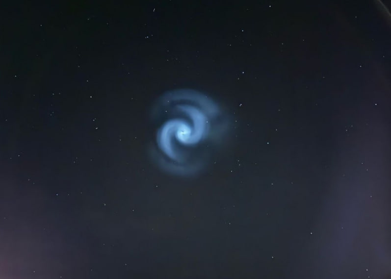 "Не бойтесь": над Россией и Европой заметили странную спираль | Европейцы и россияне увидели в небе светящуюся спираль