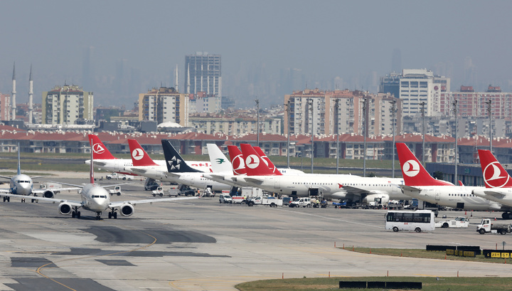 В стамбульском аэропорту столкнулись самолеты