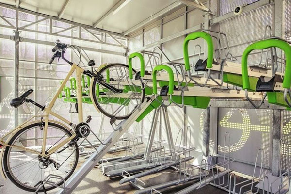 Открытие 10 новых крытых велопарковок в Москве: безопасное хранение велосипедов и самокатов возле станций метро | В Москве открылись еще десять крытых велопарковок