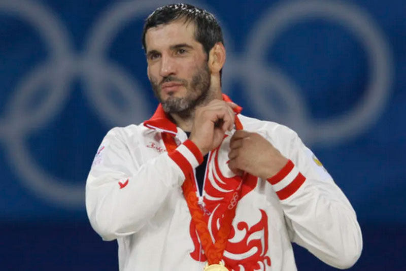 Раскрыта причина смерти Сайтиева. Легендарный российский борец сегодня ушел из жизни | Причиной смерти Бувайсара Сайтиева стала остановка сердца